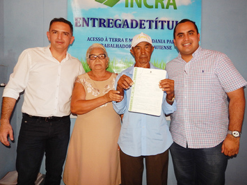 INCRA entrega Títulos de Domínio a assentados de São Miguel do Tapuio