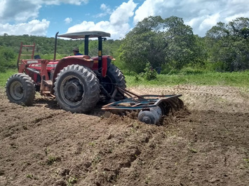 Prefeitura de SMT realiza aração de terra para agricultores familiares