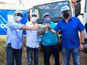 Ciro Nogueira entrega caminhões compactadores a cinco municípios do Piauí