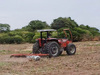 Prefeitura de Buriti dos Montes disponibiliza aração de terras para agricultores
