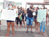 Populares protestam contra suposta negligência médica no Hospital José Furtado de Mendonça