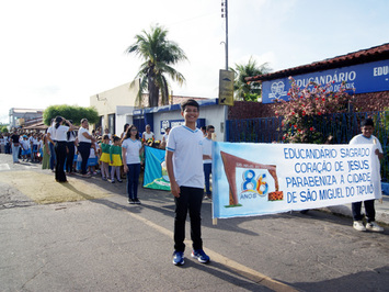 Escola Educandário realiza caminhada pelos 86 anos de emancipação política do município