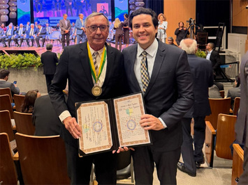 Ex-deputado Pompílio Evaristo Cardoso recebe Medalha do Mérito Legislativo da Alepi